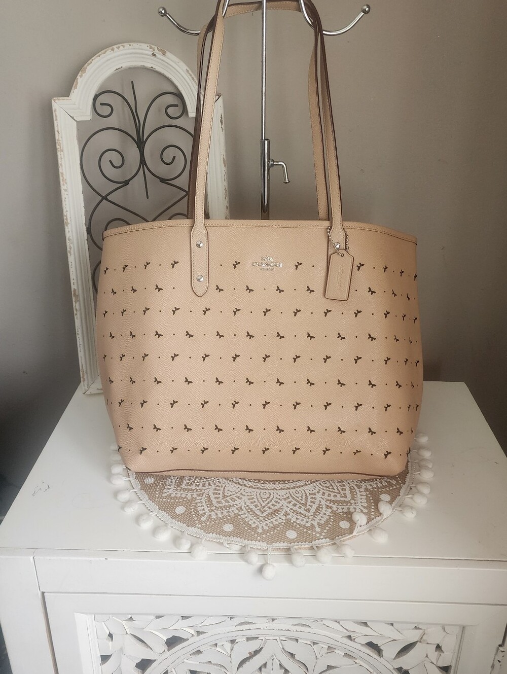 Coach Light Beige Butterfly Perforated Leather Large Tote Guc - Picture 7 of 7